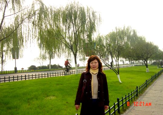 孔金玲教授在杭州西湖