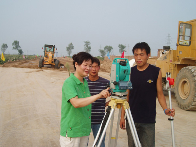 张碧琴教授在郭杜给排水工程项目工地