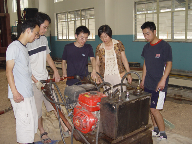 杨人凤教授在指导学生做实验
