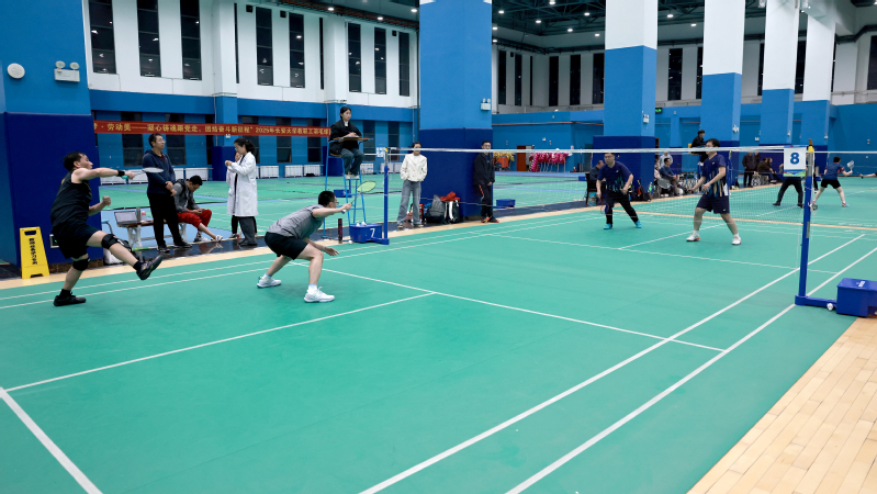 我校2025年教职工羽毛球团体...