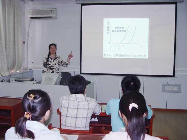 李晓霞教授在为学生进行多媒体教学