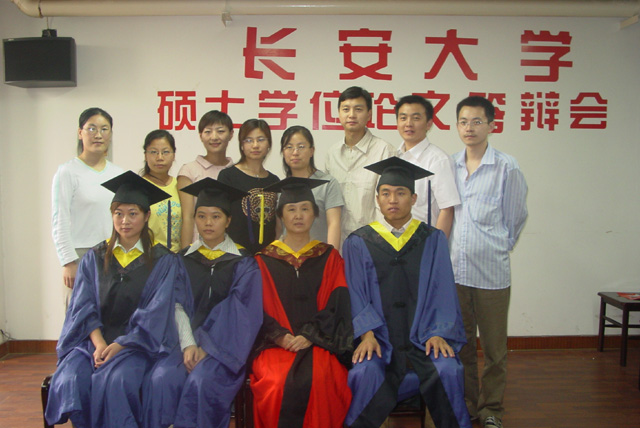 石勇民教授（前排右二）与硕士毕业生合影