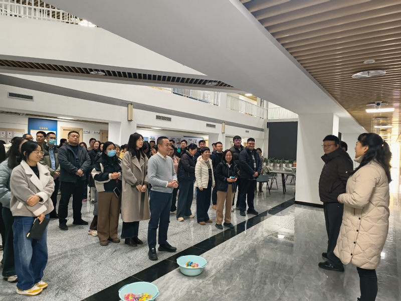 校工会“健康快乐送基层”活动走...